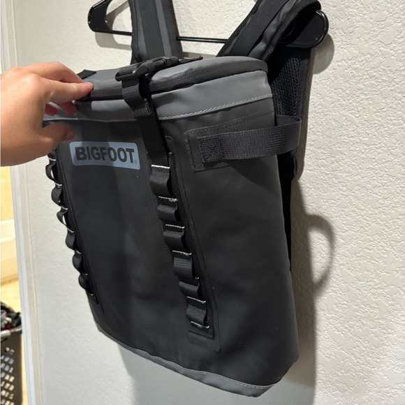 Bigfoot Insulated Backpack Cooler Black and Gray Men's Backpack - Picture 3 of 5